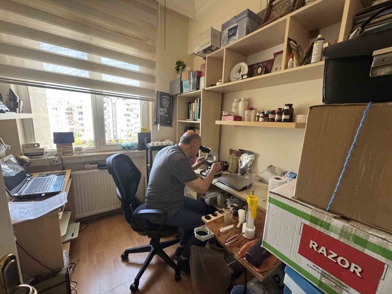 Evinin bir odasını labaratuvar haline getirdi, araştırmalarına ara vermedi
