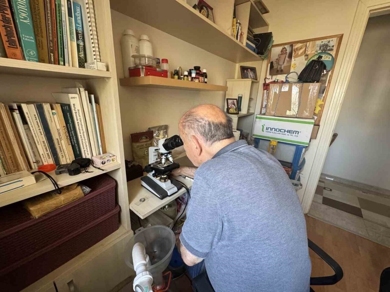 Evinin bir odasını labaratuvar haline getirdi, araştırmalarına ara vermedi