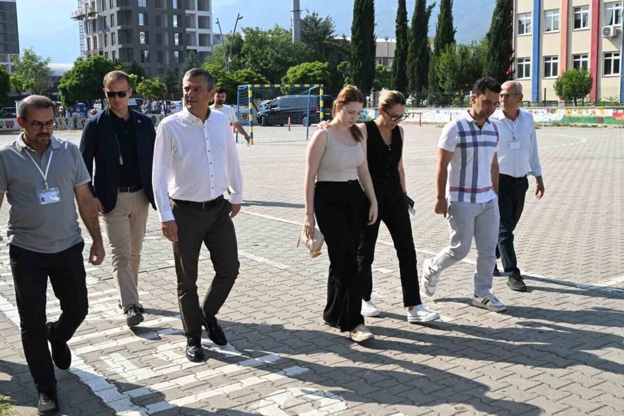 Ferdi Zeyrek’in kızı Nehir, TYT’ye CHP Lideri Özgür Özel ve annesiyle geldi