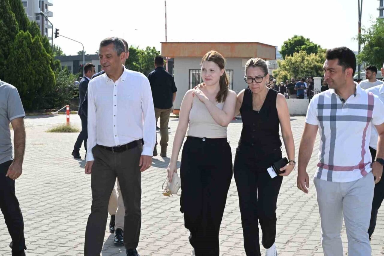 Ferdi Zeyrek’in kızı Nehir, TYT’ye CHP Lideri Özgür Özel ve annesiyle geldi
