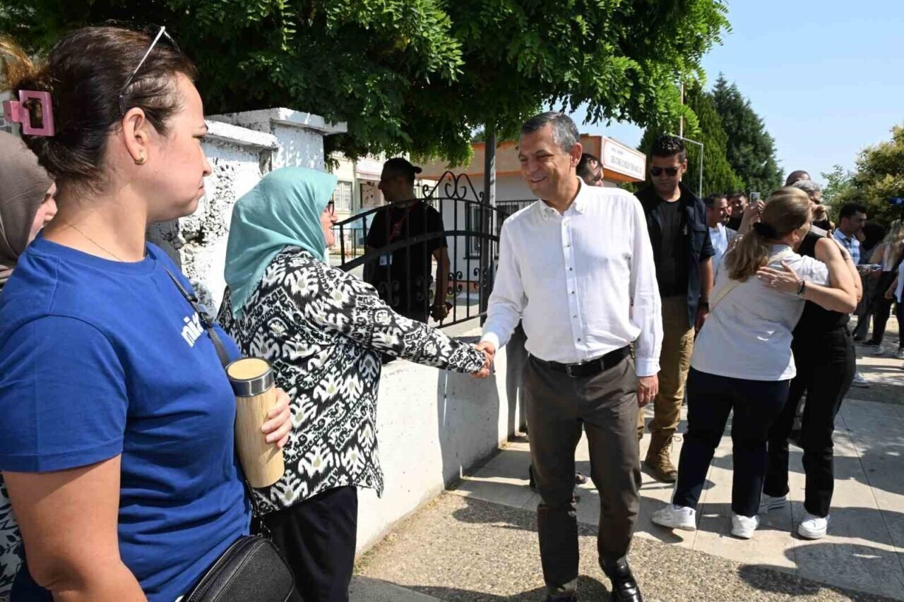 Ferdi Zeyrek’in kızı Nehir, TYT’ye CHP Lideri Özgür Özel ve annesiyle geldi