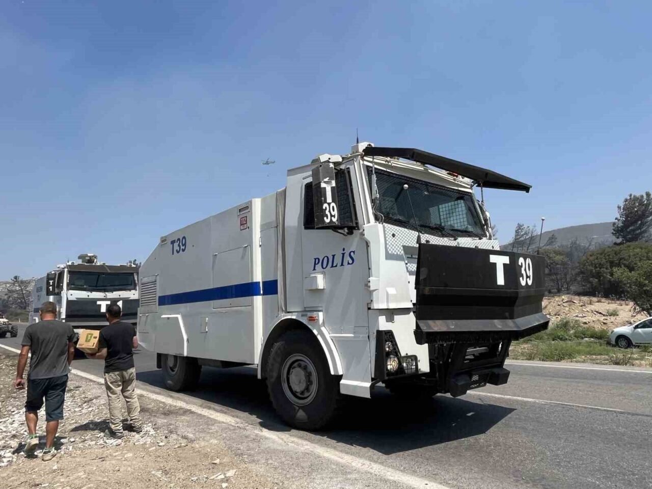Foça yangınında alevler evlerin bahçelerine kadar yaklaştı