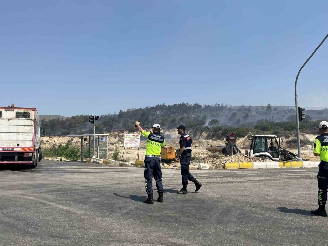 Foça yangınında alevler evlerin bahçelerine kadar yaklaştı