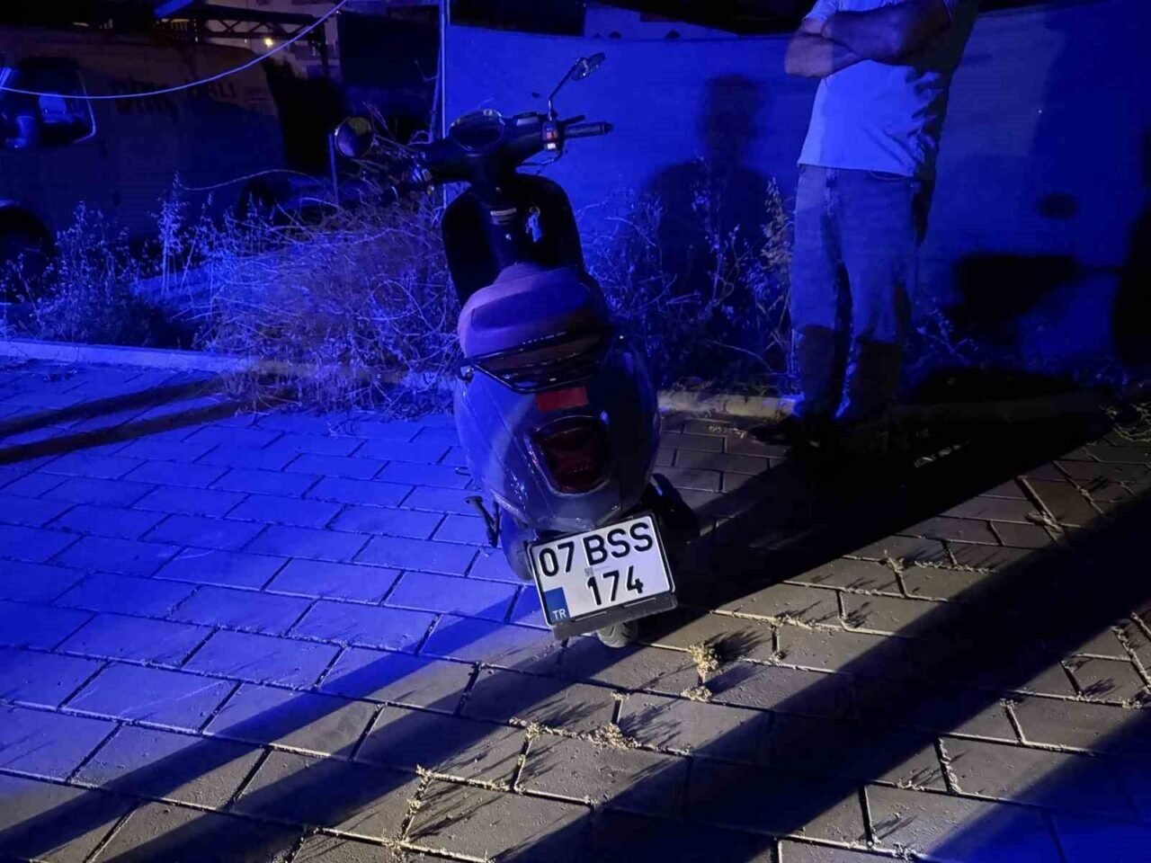 Gazipaşa’da motosiklet park halindeki otomobile çarptı: 1 ağır yaralı