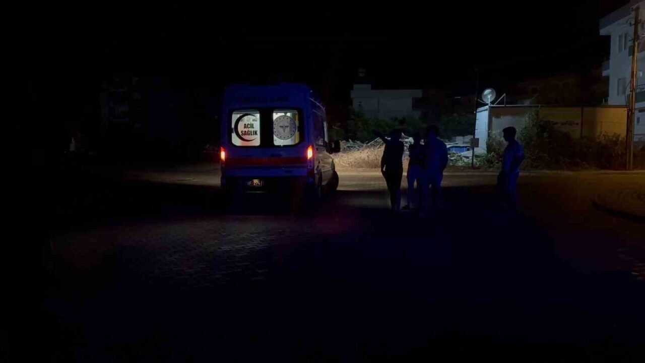 Gazipaşa’da motosiklet park halindeki otomobile çarptı: 1 ağır yaralı