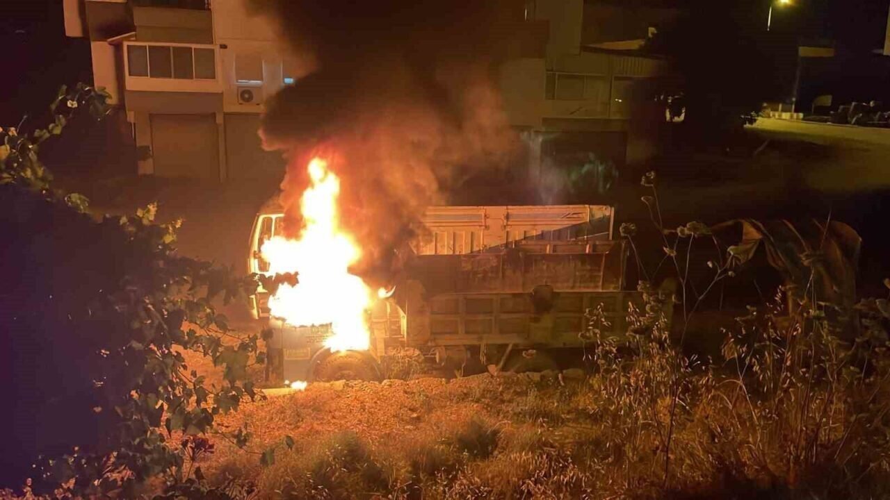 Gazipaşa’da park halindeki kamyon alev alev yandı Gazipaşa’da park halindeki kamyon alev alev yandı