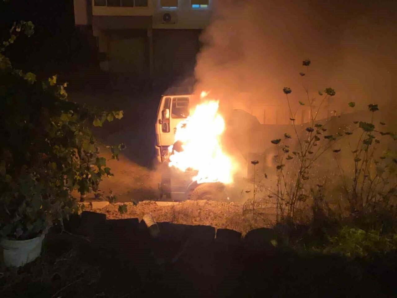 Gazipaşa’da park halindeki kamyon alev alev yandı