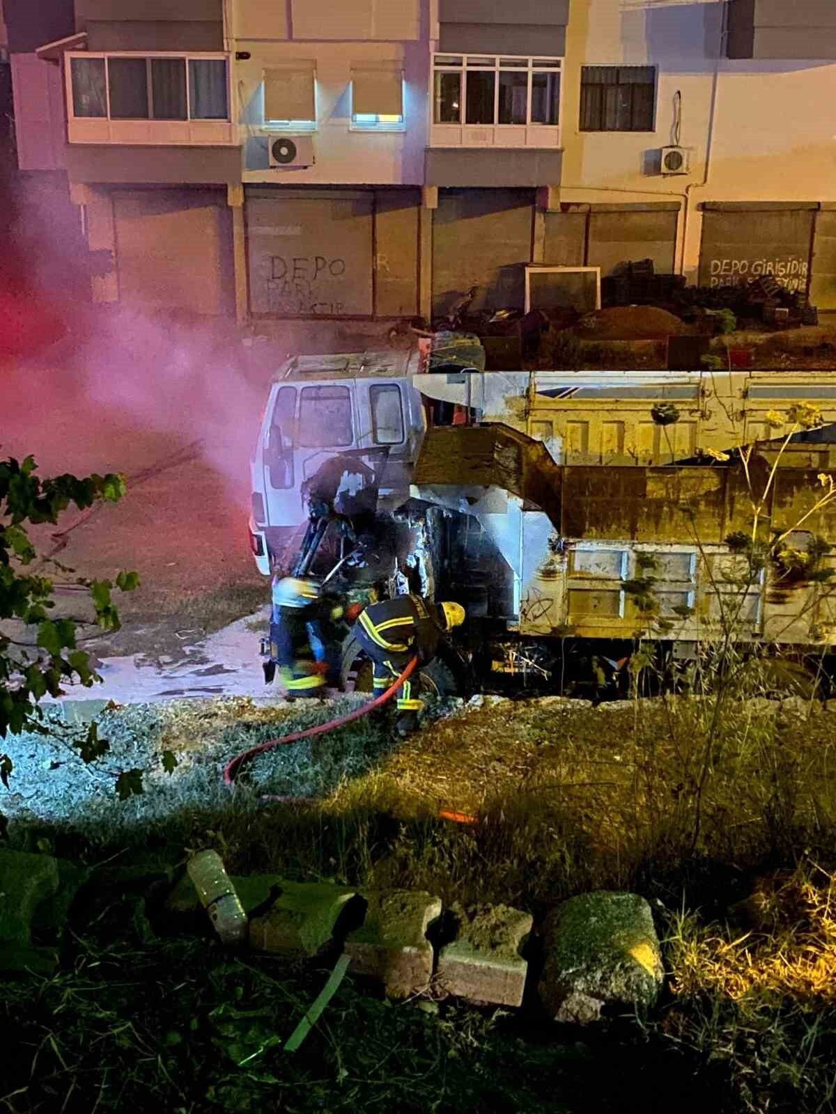 Gazipaşa’da park halindeki kamyon alev alev yandı