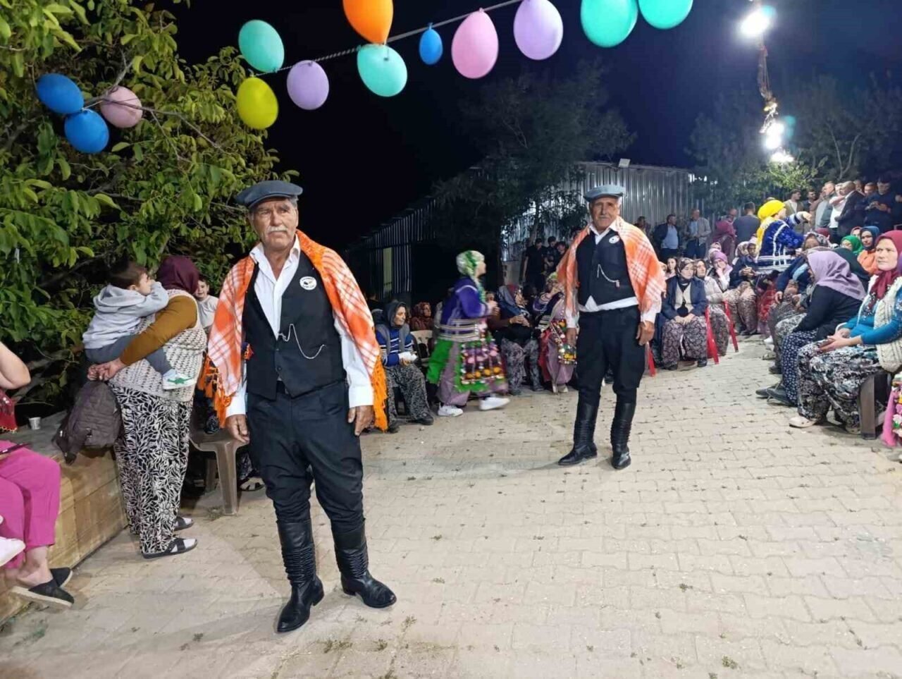 Gördes’te Yörüklerin geleneksel düğünü renkli görüntülere sahne oldu