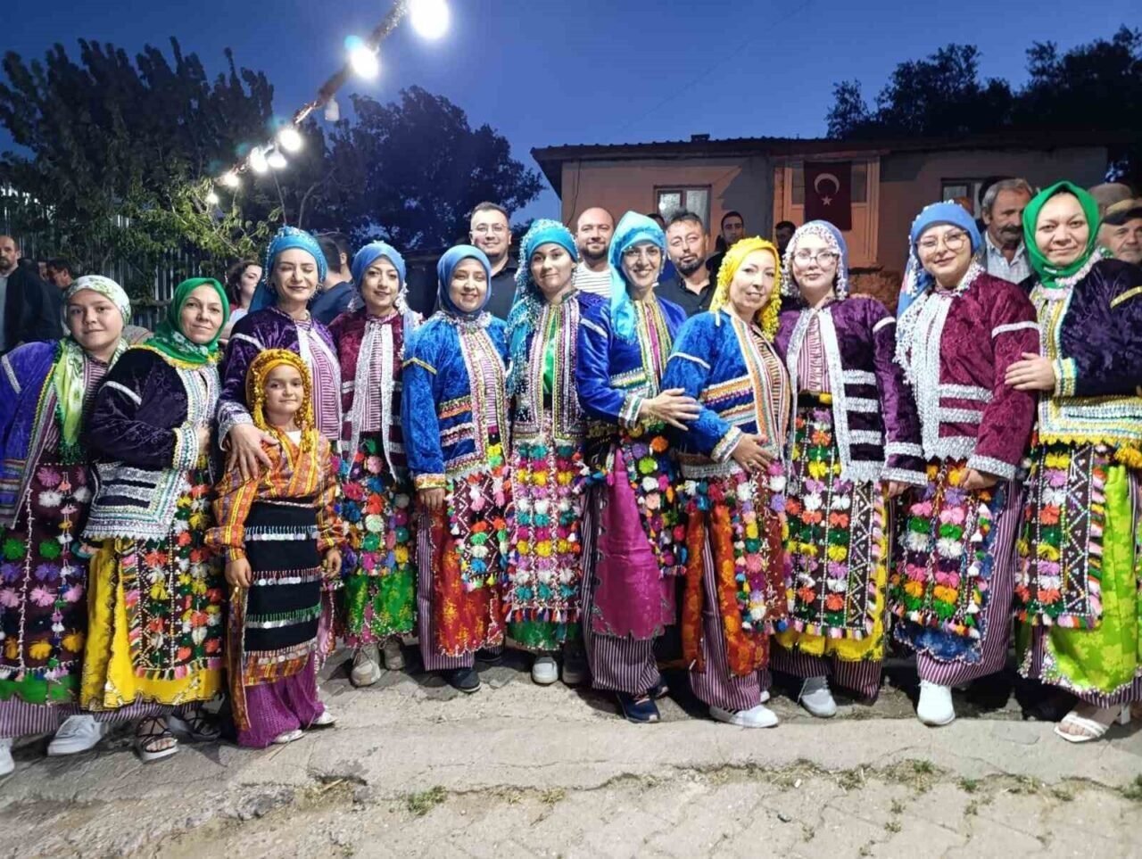 Gördes’te Yörüklerin geleneksel düğünü renkli görüntülere sahne oldu