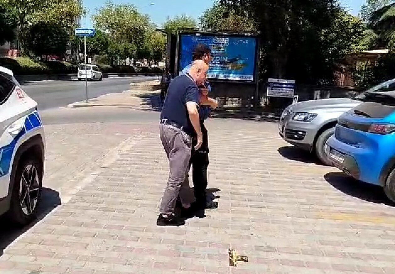 Görme engelli vatandaşın yardımına polis koştu