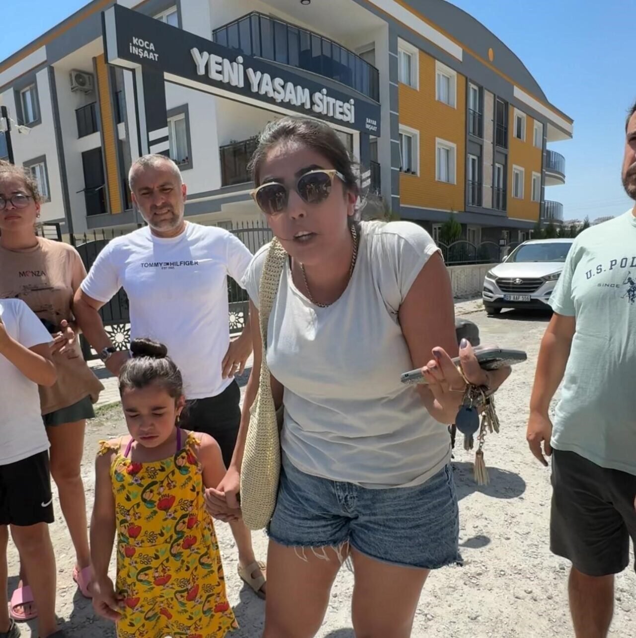 Habere giden gazeteciler haber oldu: Polisin gözü önünde gazeteciler gaspa uğradı