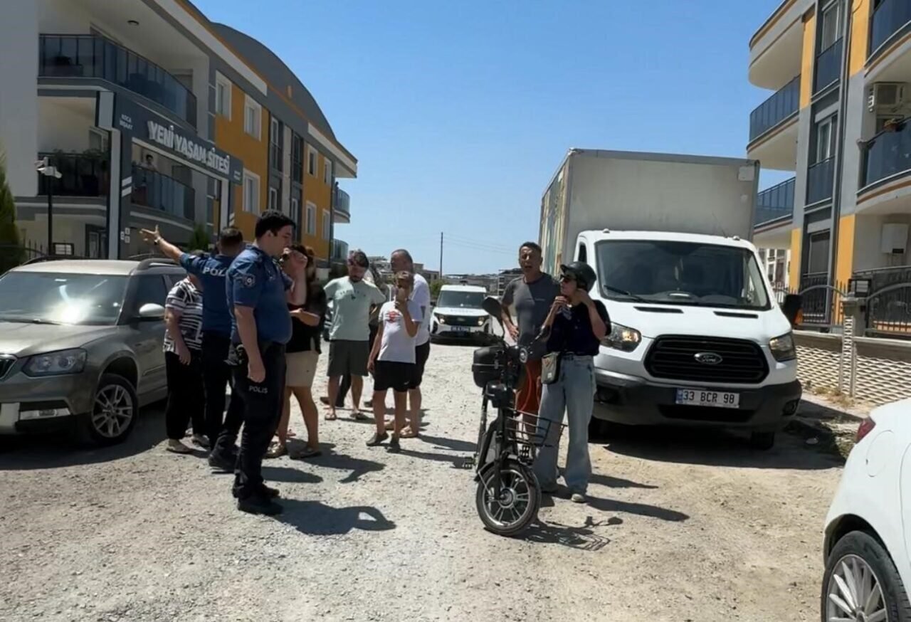 Habere giden gazeteciler haber oldu: Polisin gözü önünde gazeteciler gaspa uğradı