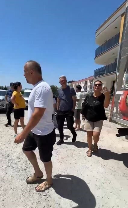 Habere giden gazeteciler haber oldu: Polisin gözü önünde gazeteciler gaspa uğradı