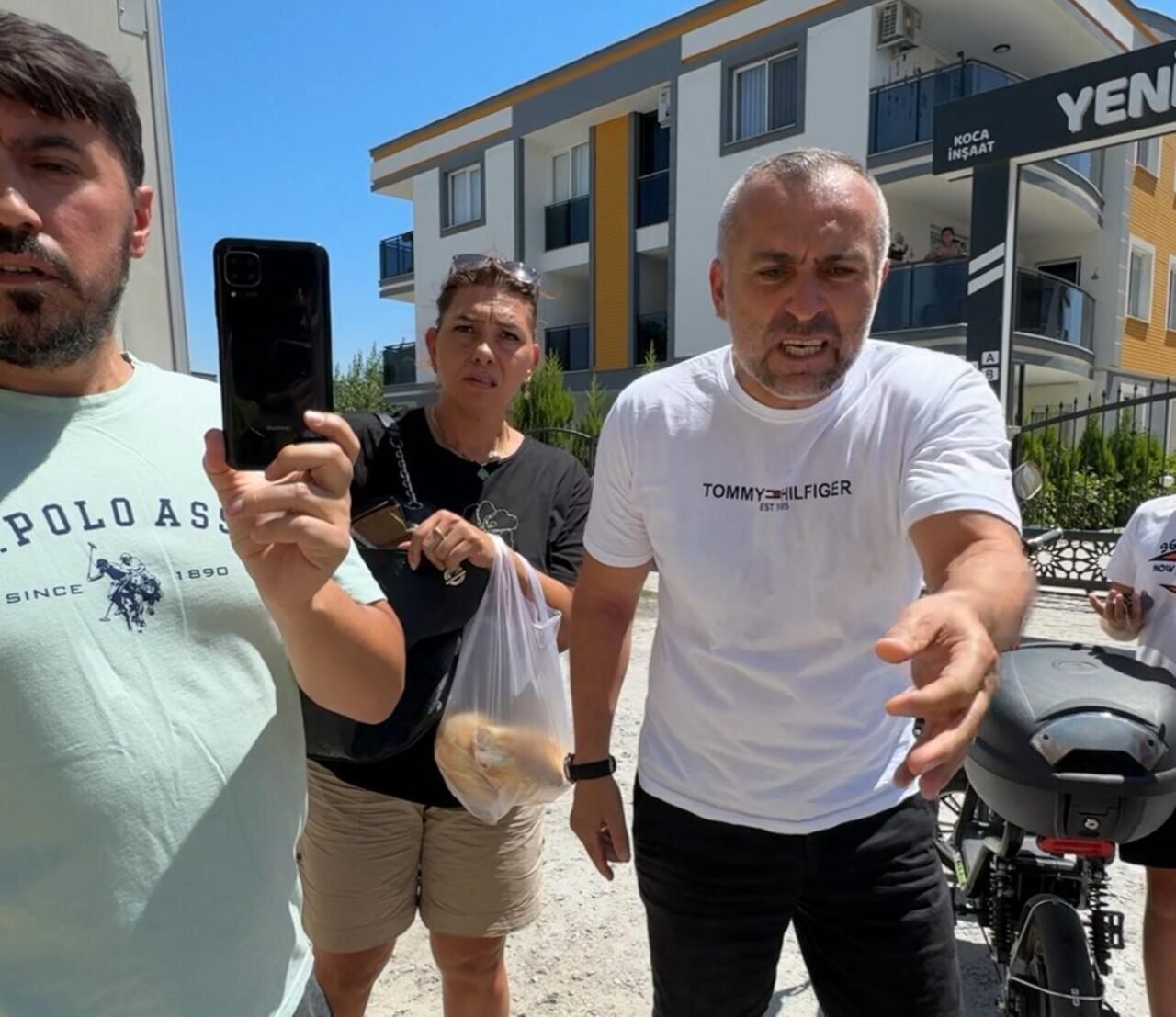 Habere giden gazeteciler haber oldu: Polisin gözü önünde gazeteciler gaspa uğradı Habere giden gazeteciler haber oldu: Polisin gözü önünde gazeteciler gaspa uğradı