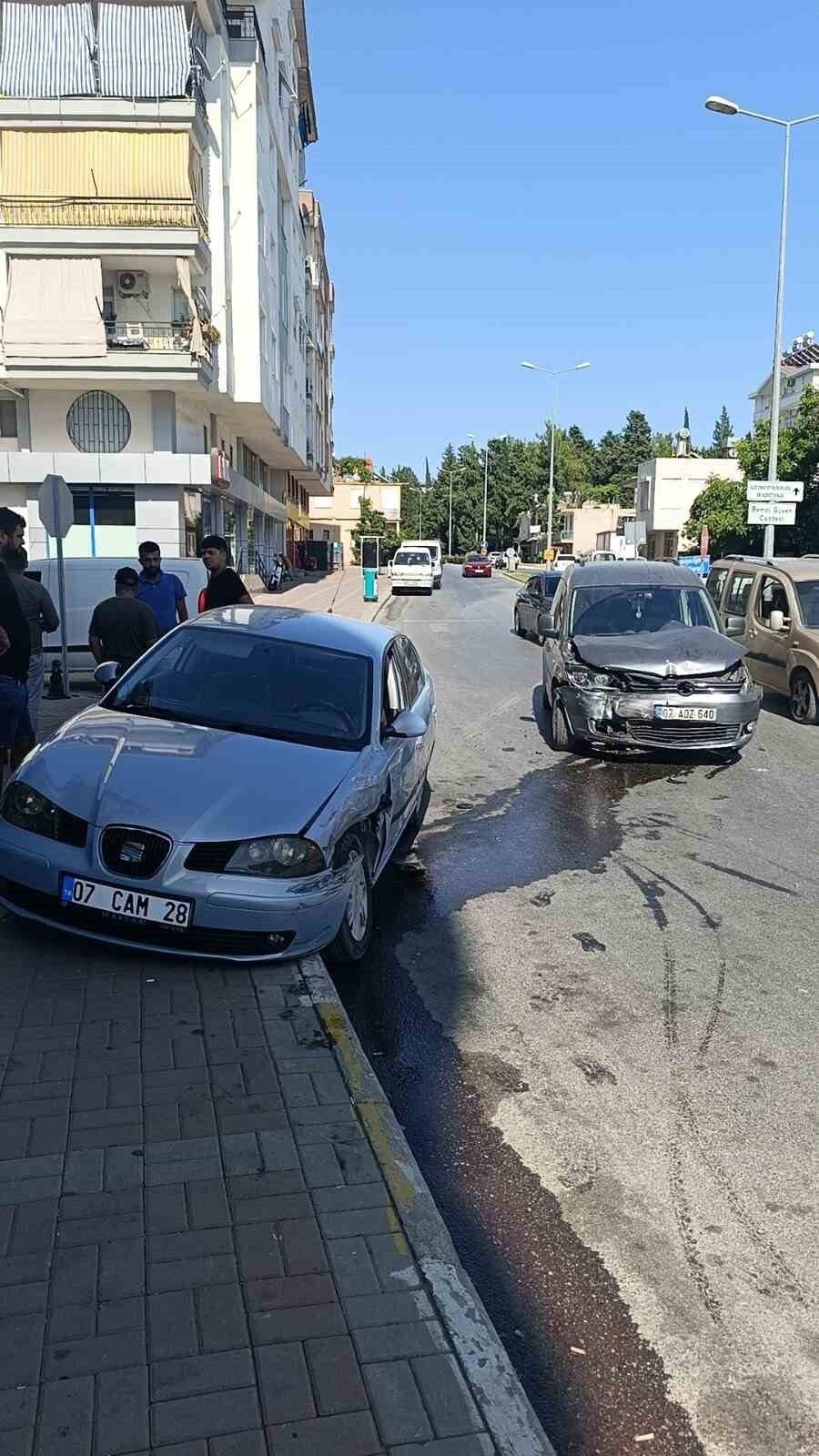 Hafif ticari araç ile otomobil çarpıştı: 1 yaralı