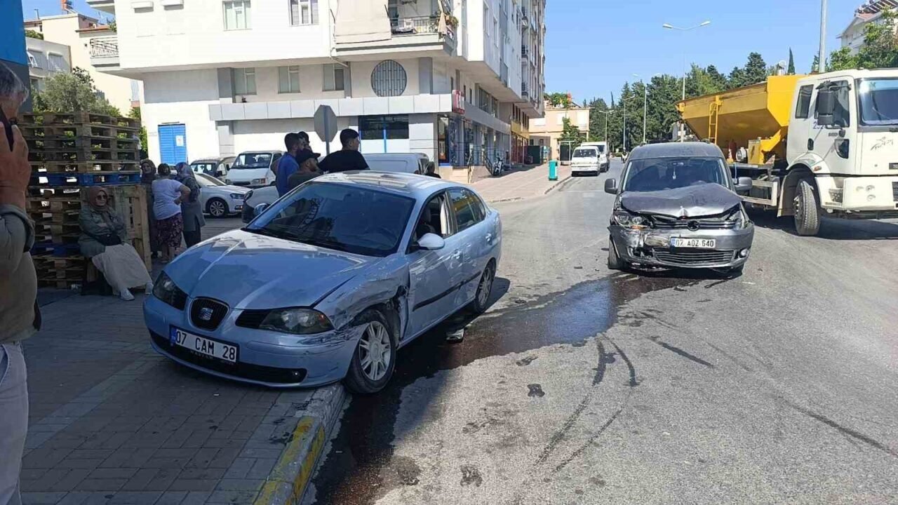 Hafif ticari araç ile otomobil çarpıştı: 1 yaralı Hafif ticari araç ile otomobil çarpıştı: 1 yaralı