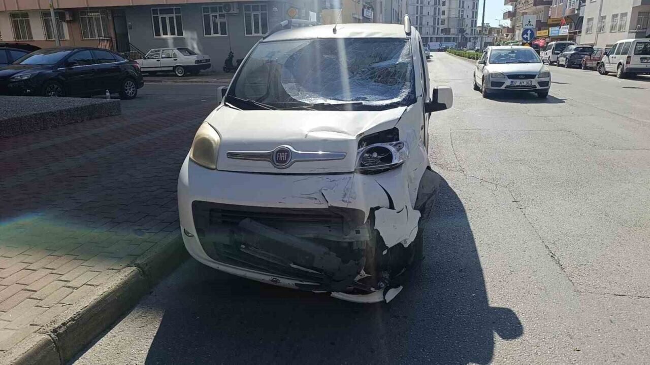 Hafif ticari araçla çarpışan motosiklet sürücüsü ve yolcu ölümden döndü