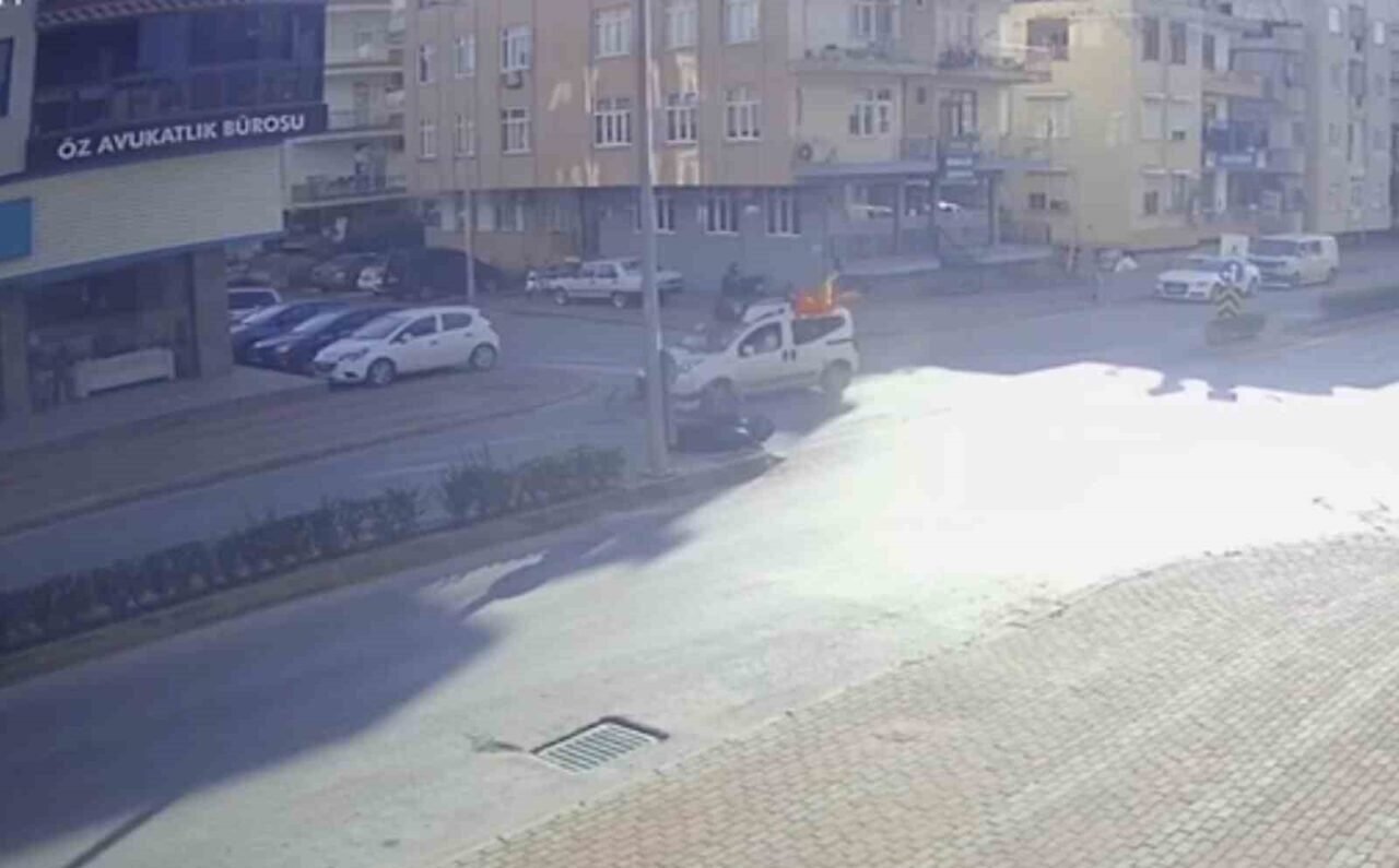 Hafif ticari araçla çarpışan motosiklet sürücüsü ve yolcu ölümden döndü Hafif ticari araçla çarpışan motosiklet sürücüsü ve yolcu ölümden döndü