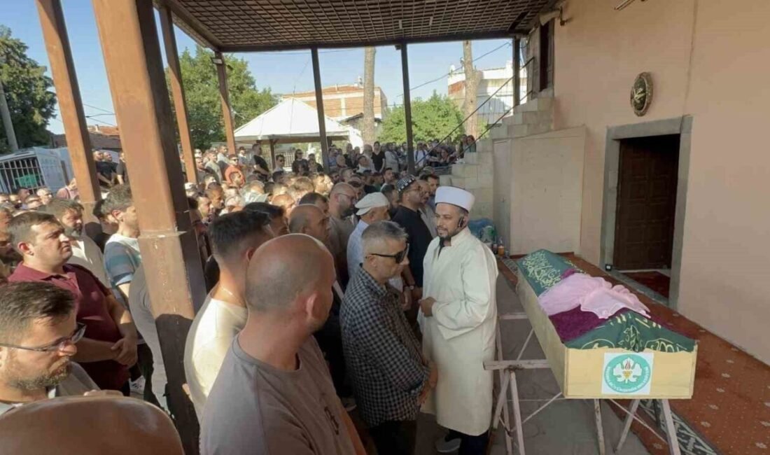 İzmir’in Urla ilçesinde tatil için tutulan evin havuzuna düşerek hayatını