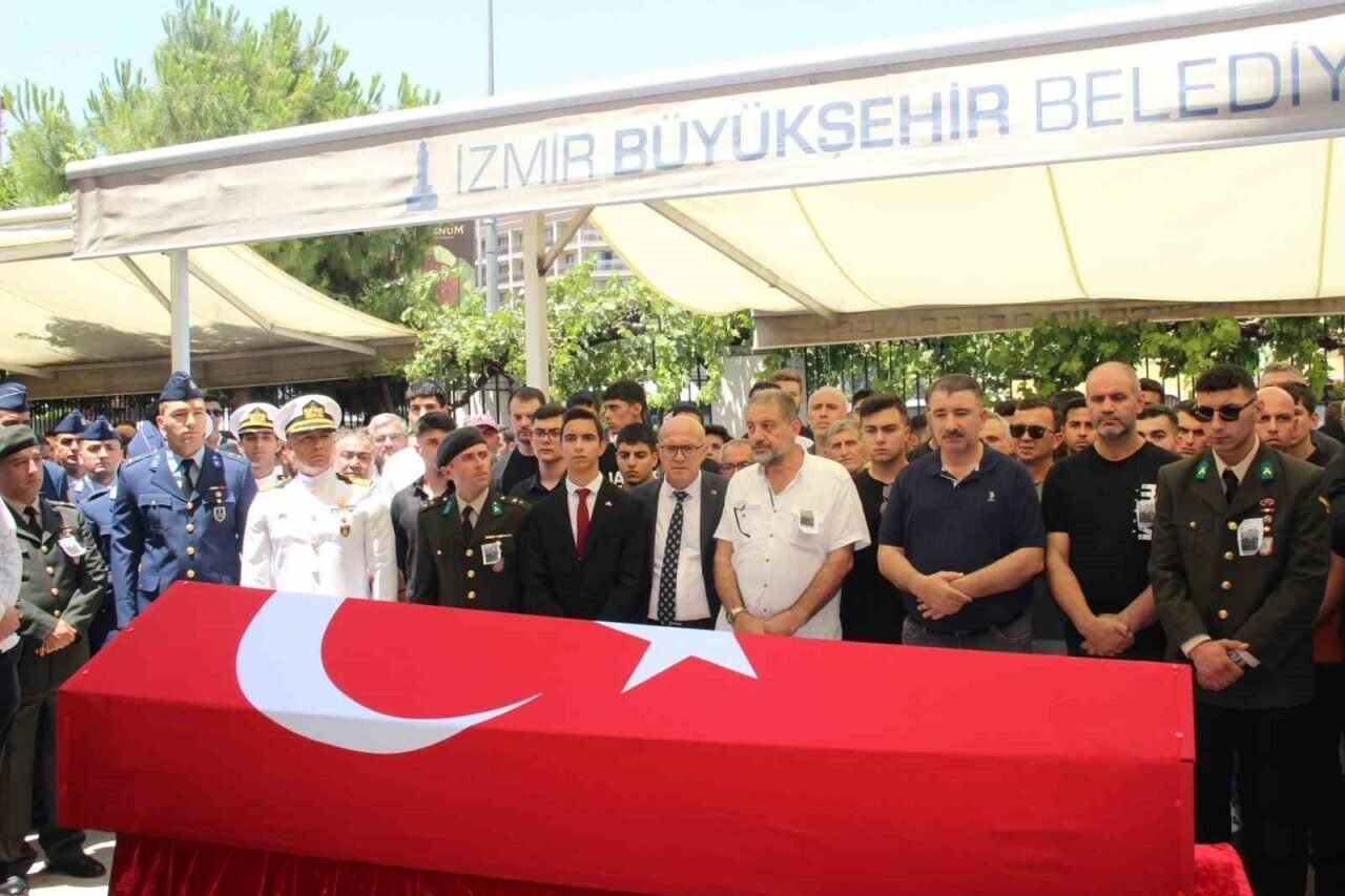 Hayatını kaybeden astsubay İzmir’de son yolculuğuna uğurlandı