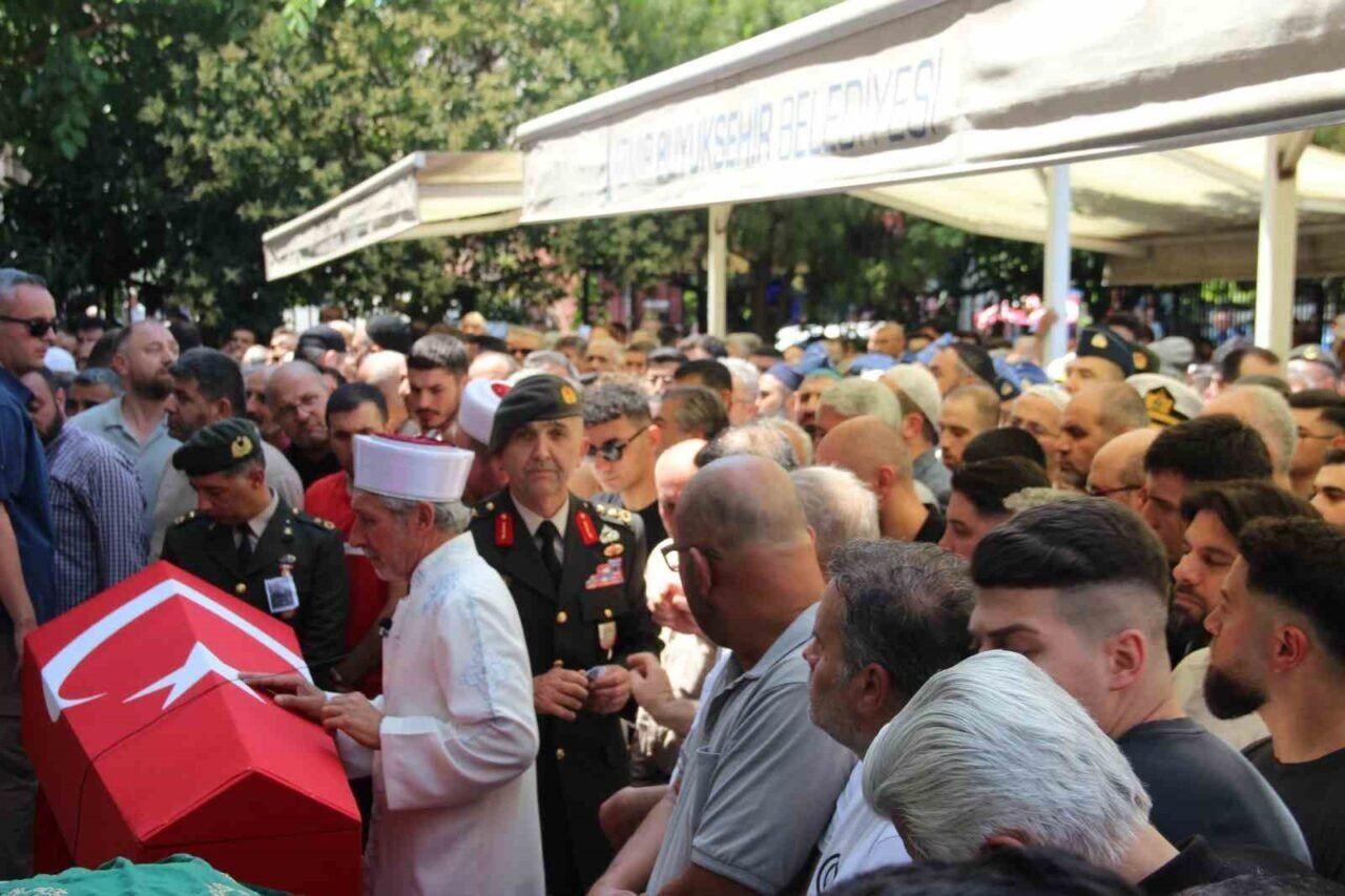 Hayatını kaybeden astsubay İzmir’de son yolculuğuna uğurlandı Hayatını kaybeden astsubay İzmir’de son yolculuğuna uğurlandı
