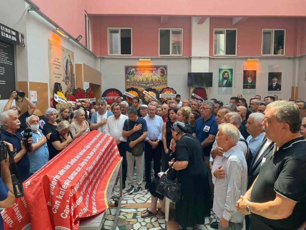 Hayatını kaybeden gazeteci Zeki Özer, son yolculuğuna uğurlandı