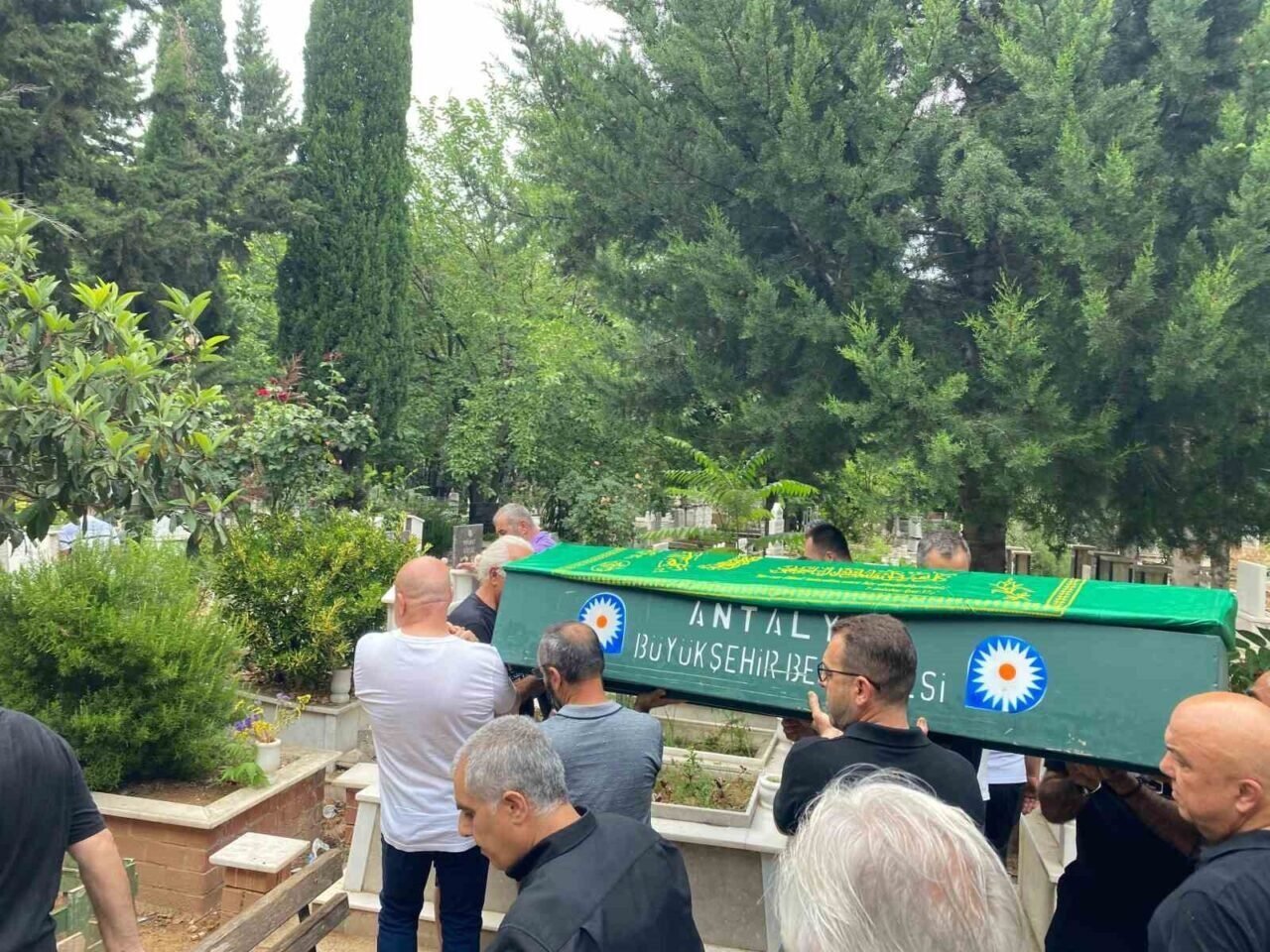 Hayatını kaybeden gazeteci Zeki Özer, son yolculuğuna uğurlandı