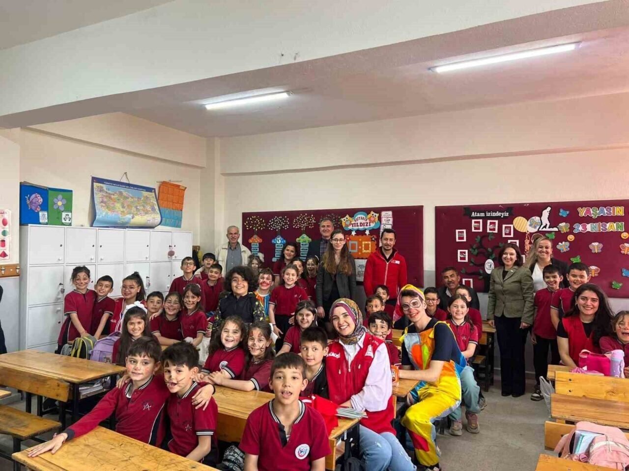 İlkokul öğrencileri depremzede arkadaşları için kaşkol ördü