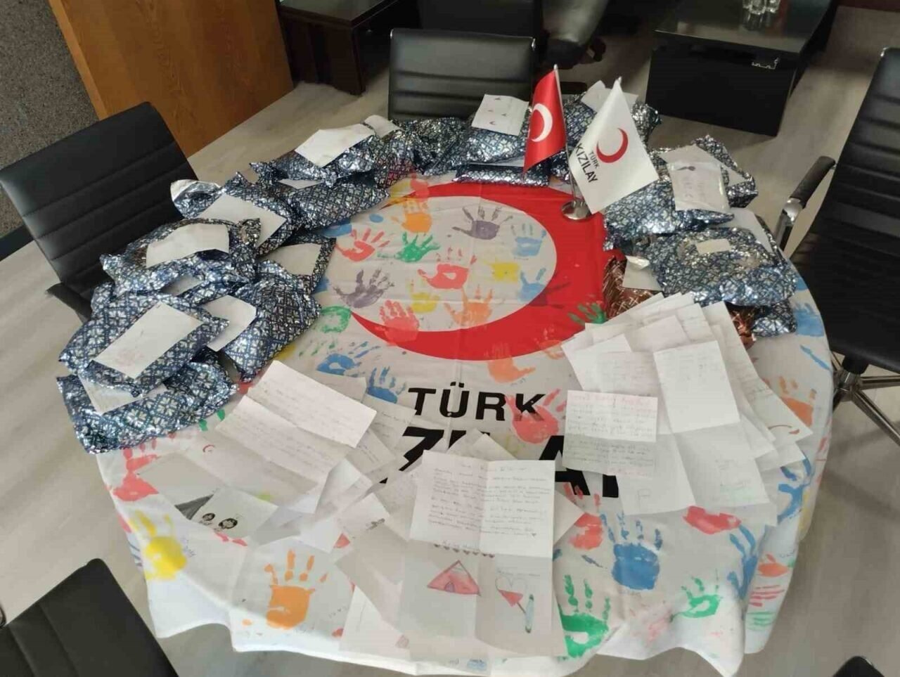 İlkokul öğrencileri depremzede arkadaşları için kaşkol ördü