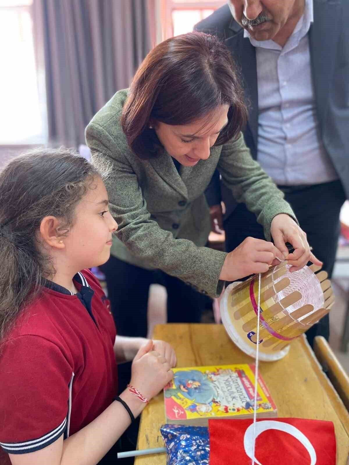 İlkokul öğrencileri depremzede arkadaşları için kaşkol ördü