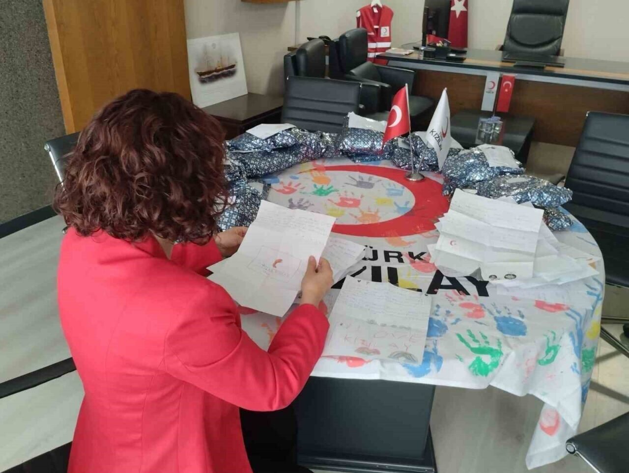 İlkokul öğrencileri depremzede arkadaşları için kaşkol ördü