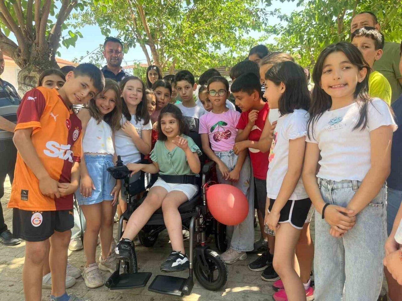 İncirliova’da öğrenciler harçlıklarını umuda dönüştürdü