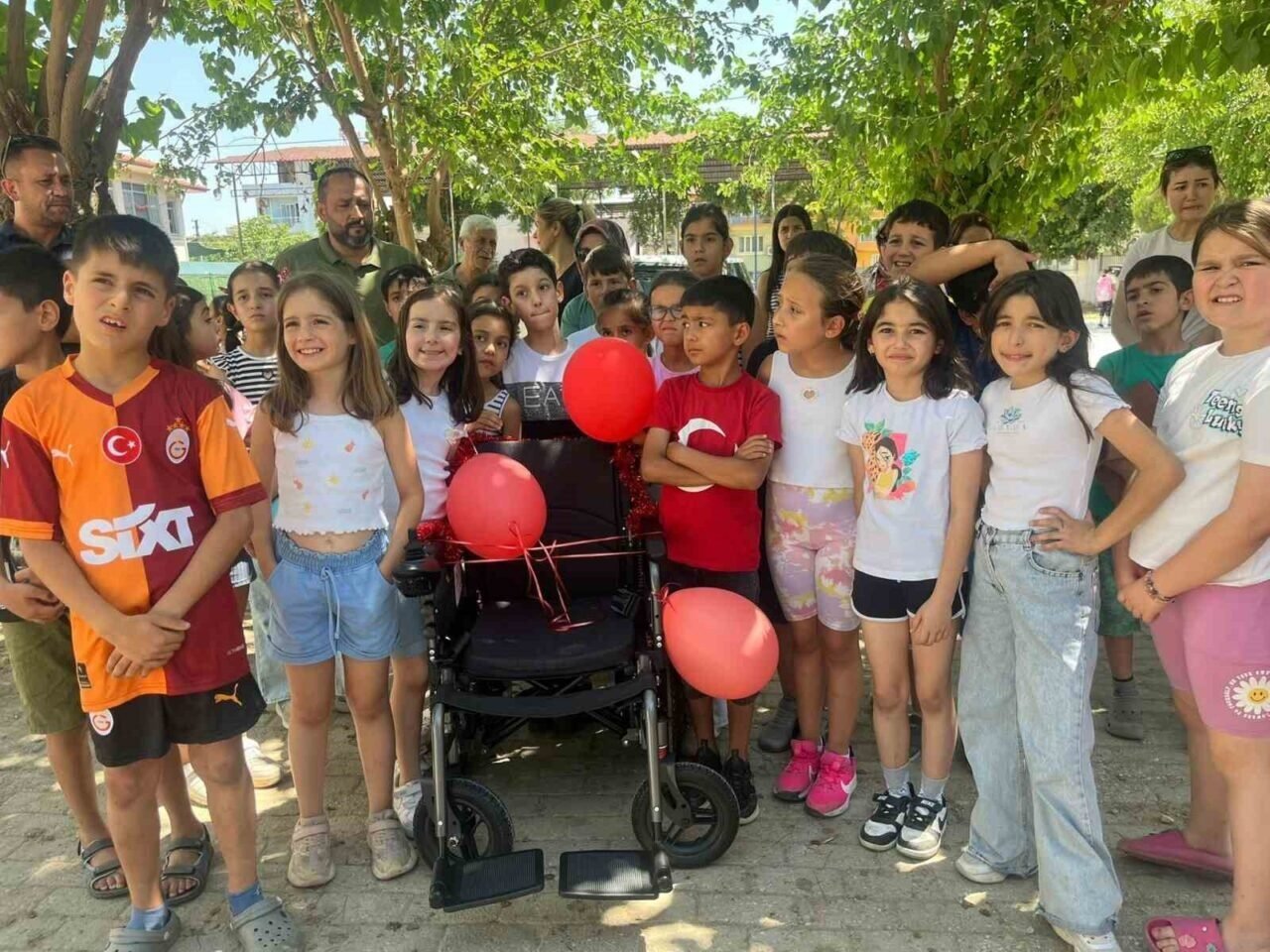 İncirliova’da öğrenciler harçlıklarını umuda dönüştürdü