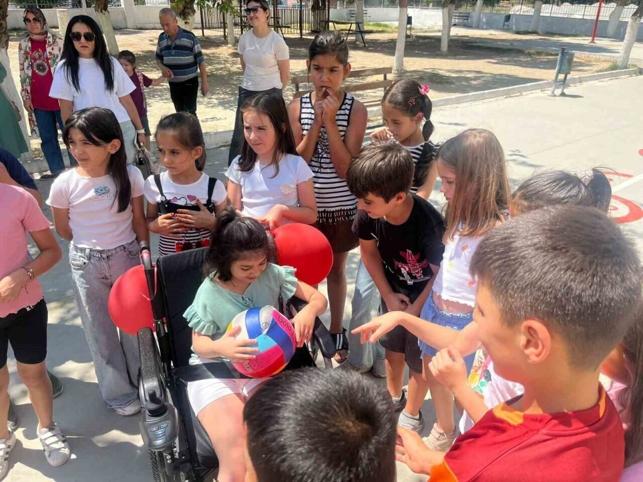 İncirliova’da öğrenciler harçlıklarını umuda dönüştürdü