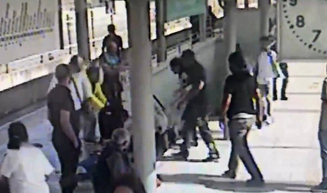 İzmir’in Menderes ilçesinde şehir içi banliyö treni İZBAN’da sigara içen