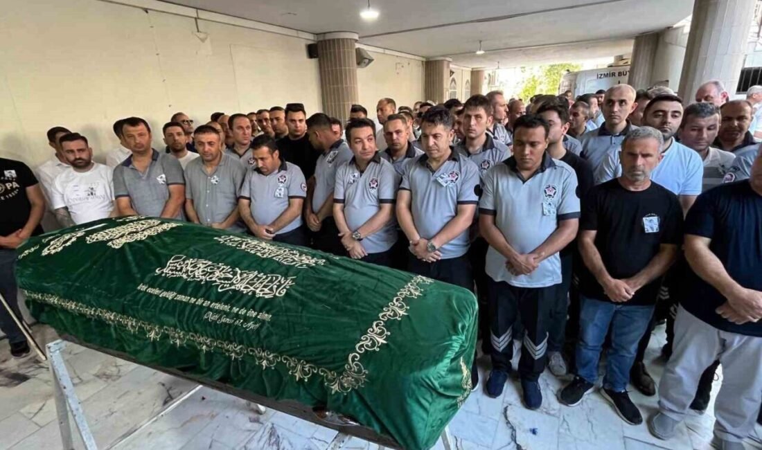 İzmir’in Menderes ilçesinde şehir içi banliyö treni İZBAN’da sigara içen
