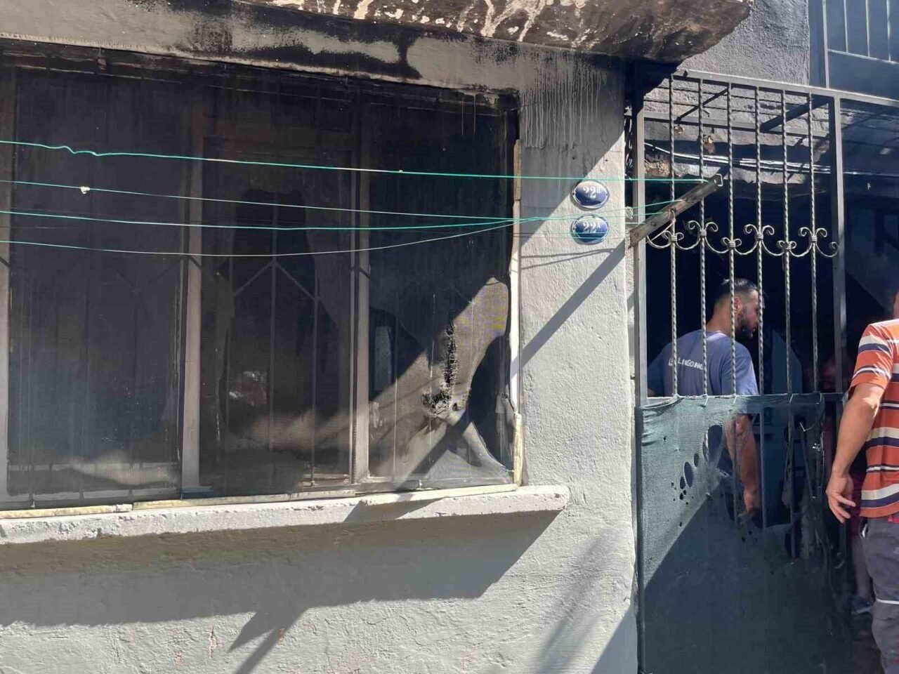 İzmir’de 4 katlı binanın zemin katında yangın çıktı