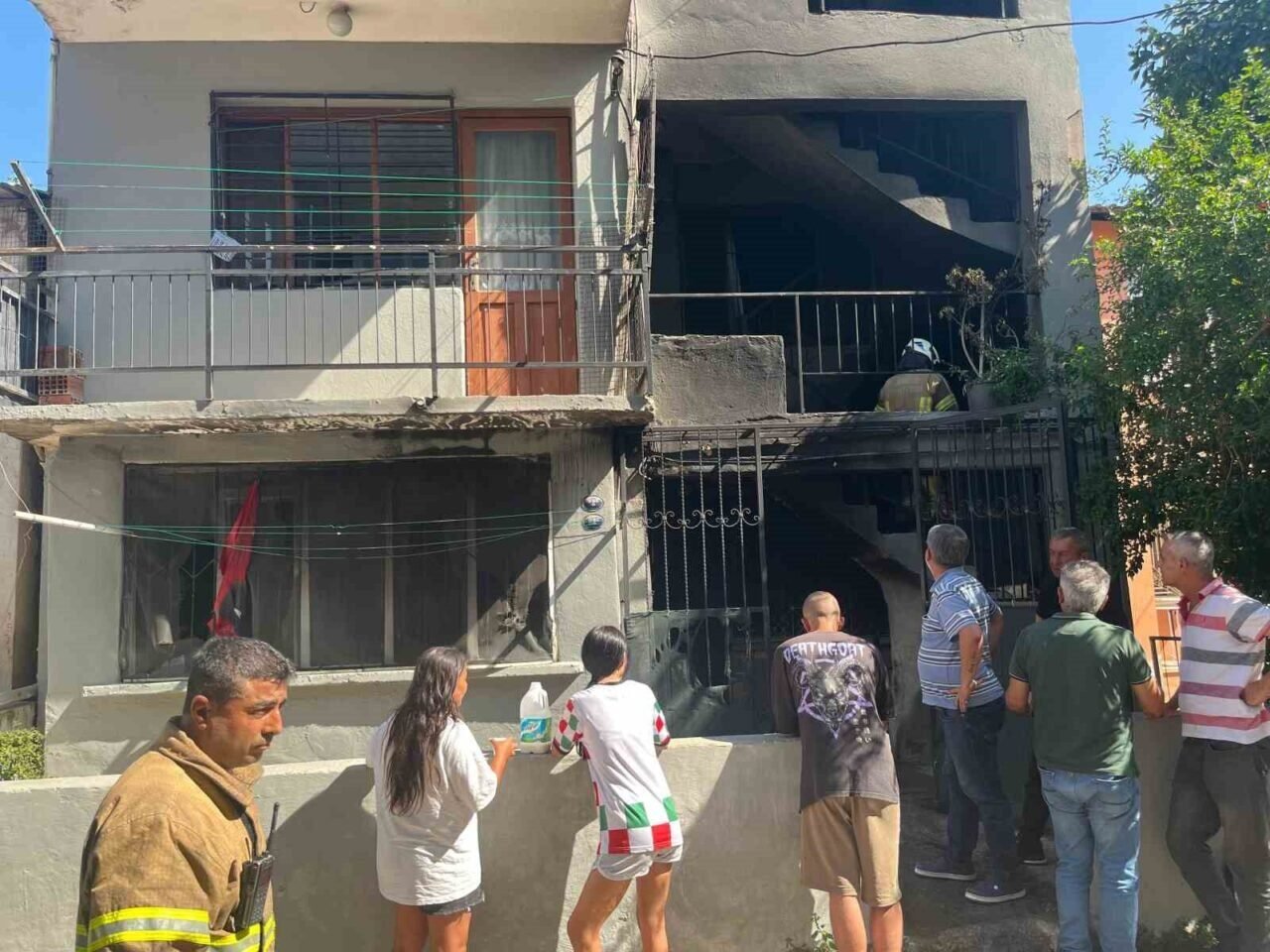 İzmir’de 4 katlı binanın zemin katında yangın çıktı İzmir’de 4 katlı binanın zemin katında yangın çıktı