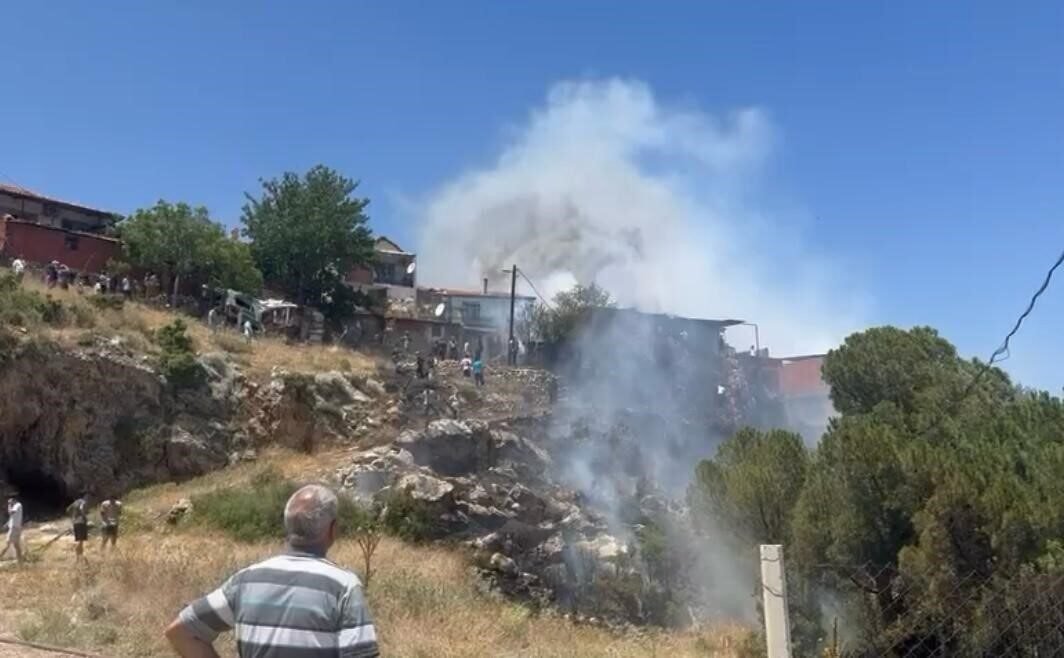 İzmir’de bahçede çıkan yangın eve ve depoya sıçradı