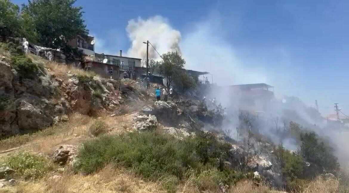 İzmir’de bahçede çıkan yangın eve ve depoya sıçradı