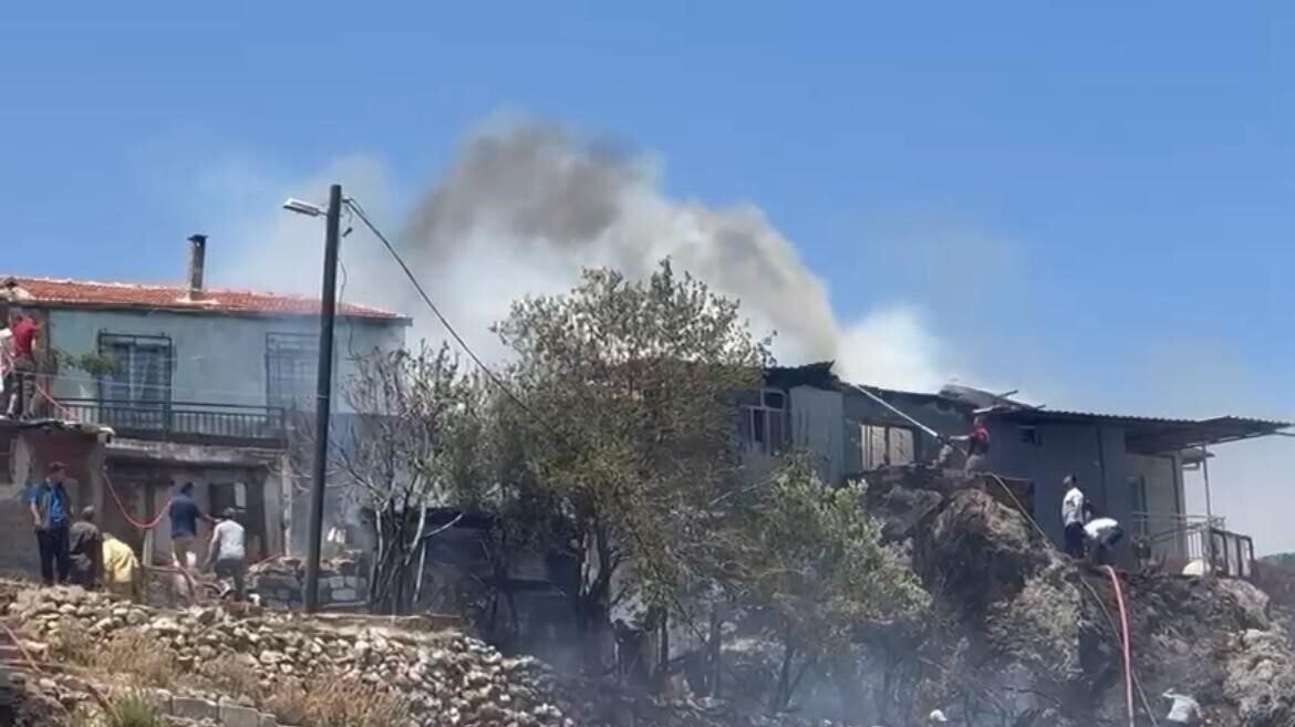 İzmir’de bahçede çıkan yangın eve ve depoya sıçradı