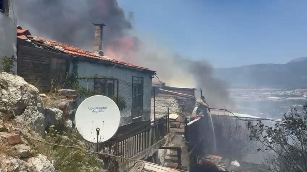 İzmir’de bahçede çıkan yangın eve ve depoya sıçradı İzmir’de bahçede çıkan yangın eve ve depoya sıçradı