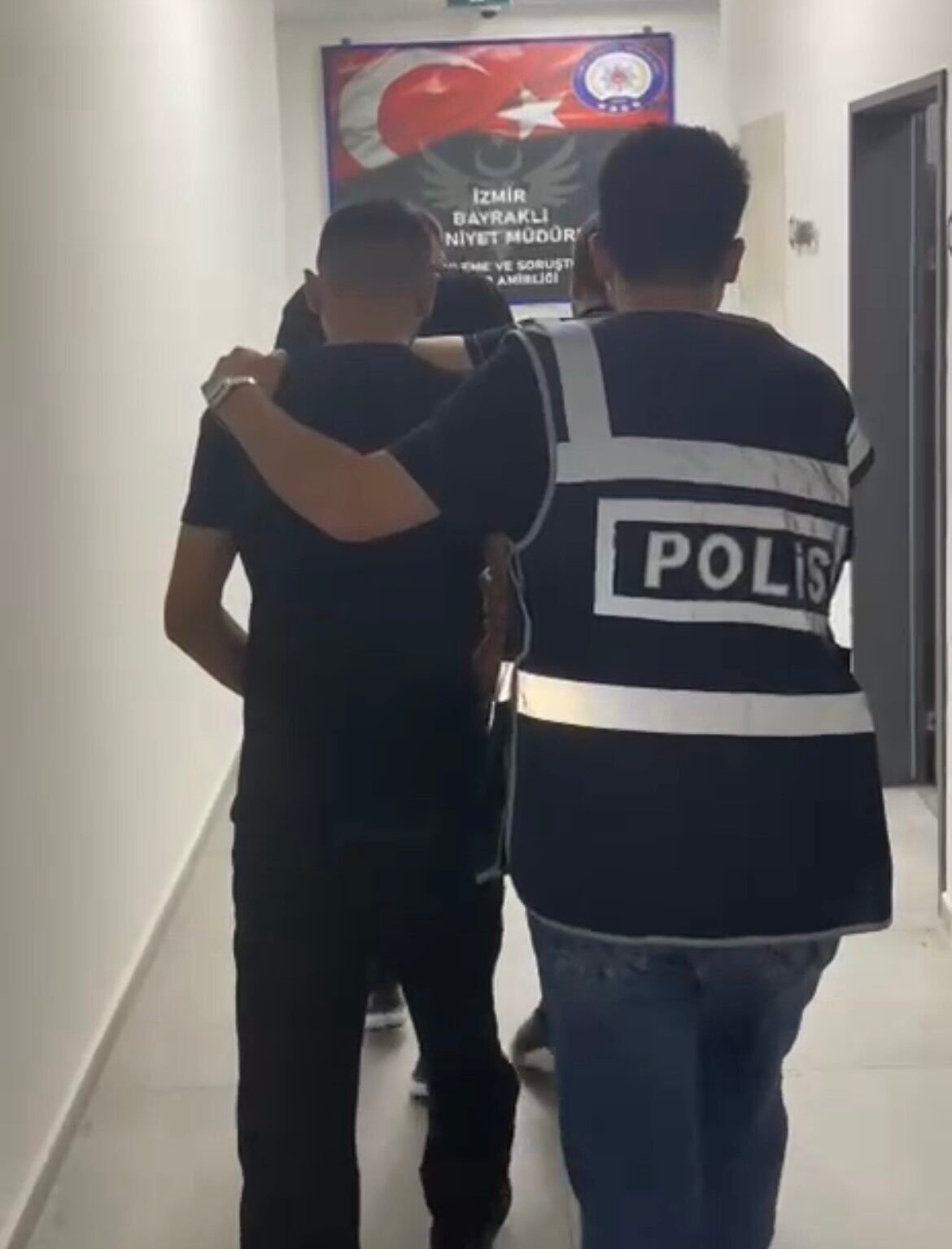 İzmir’de düğün öncesi silah operasyonu: 2 tutuklama İzmir’de düğün öncesi silah operasyonu: 2 tutuklama