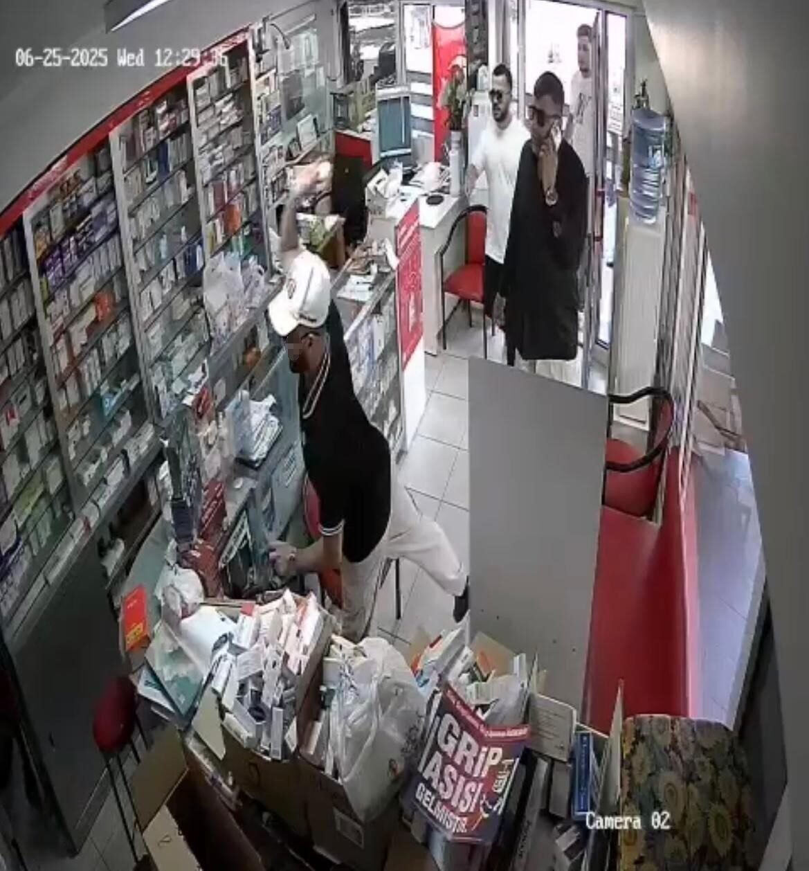 İzmir’de eczaneye yumurtalı saldırı
