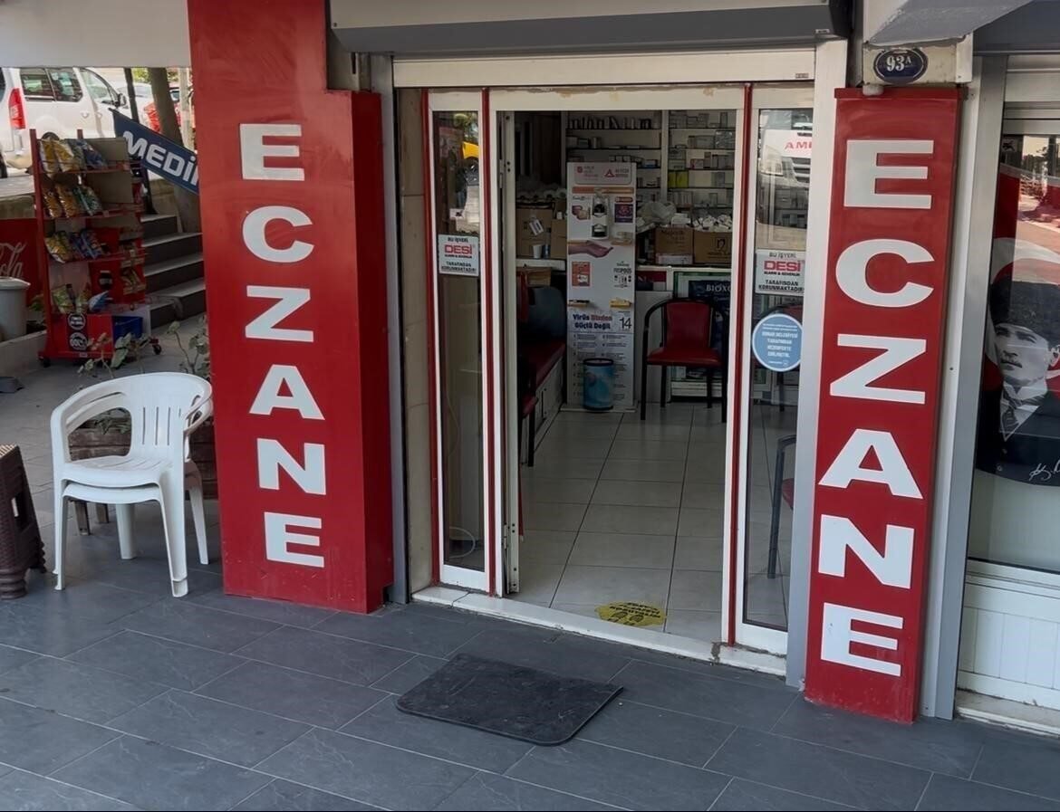 İzmir’de eczaneye yumurtalı saldırı