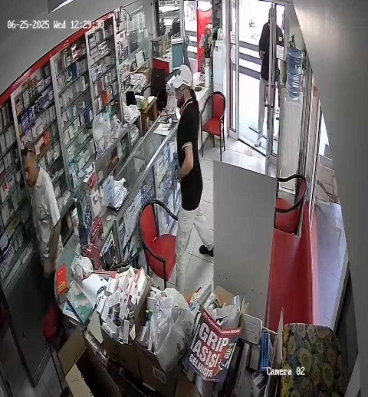 İzmir’de eczaneye yumurtalı saldırı