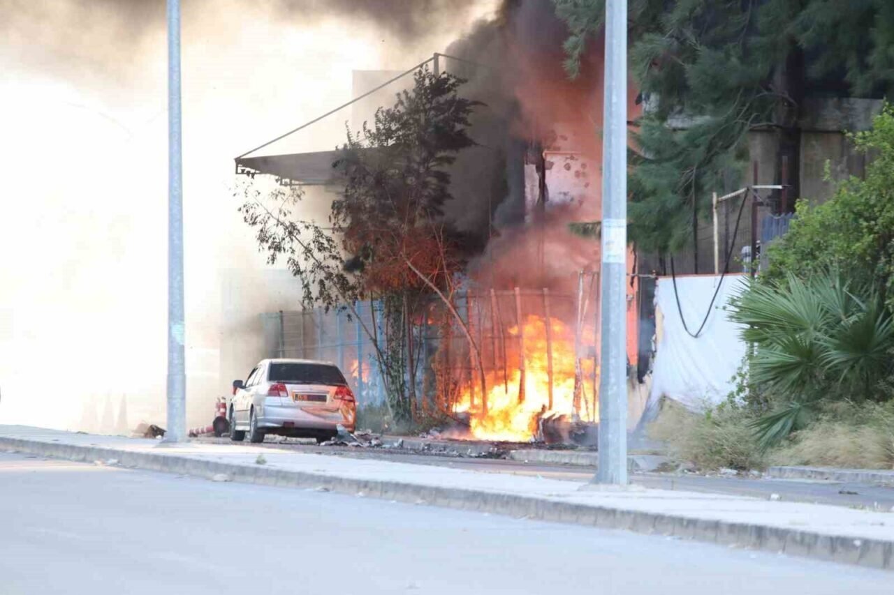 İzmir’de fabrika yangını: Müdahele sürüyor