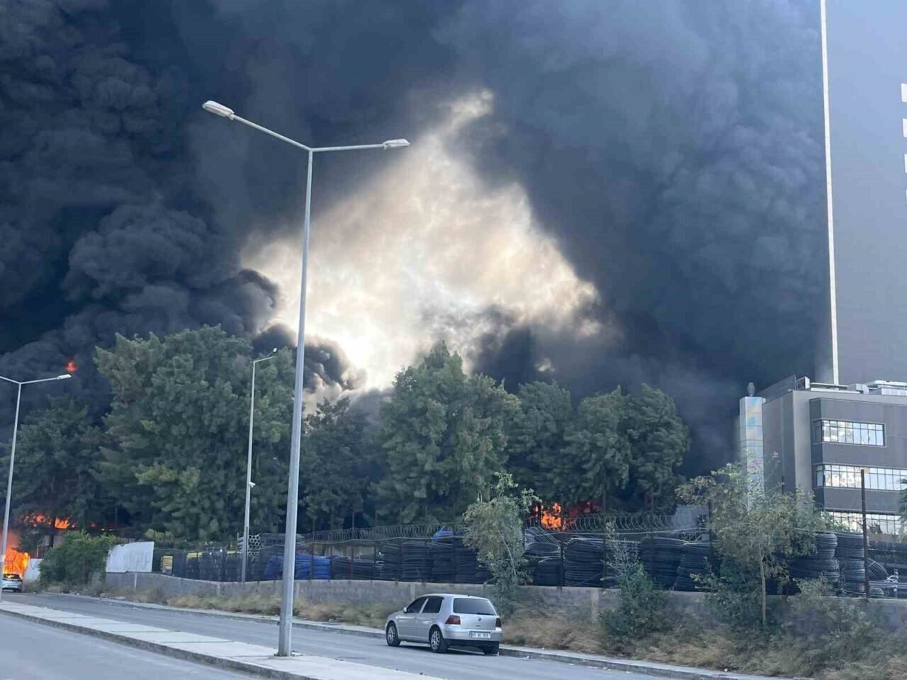 İzmir’de fabrika yangını: Müdahele sürüyor İzmir’de fabrika yangını: Müdahele sürüyor