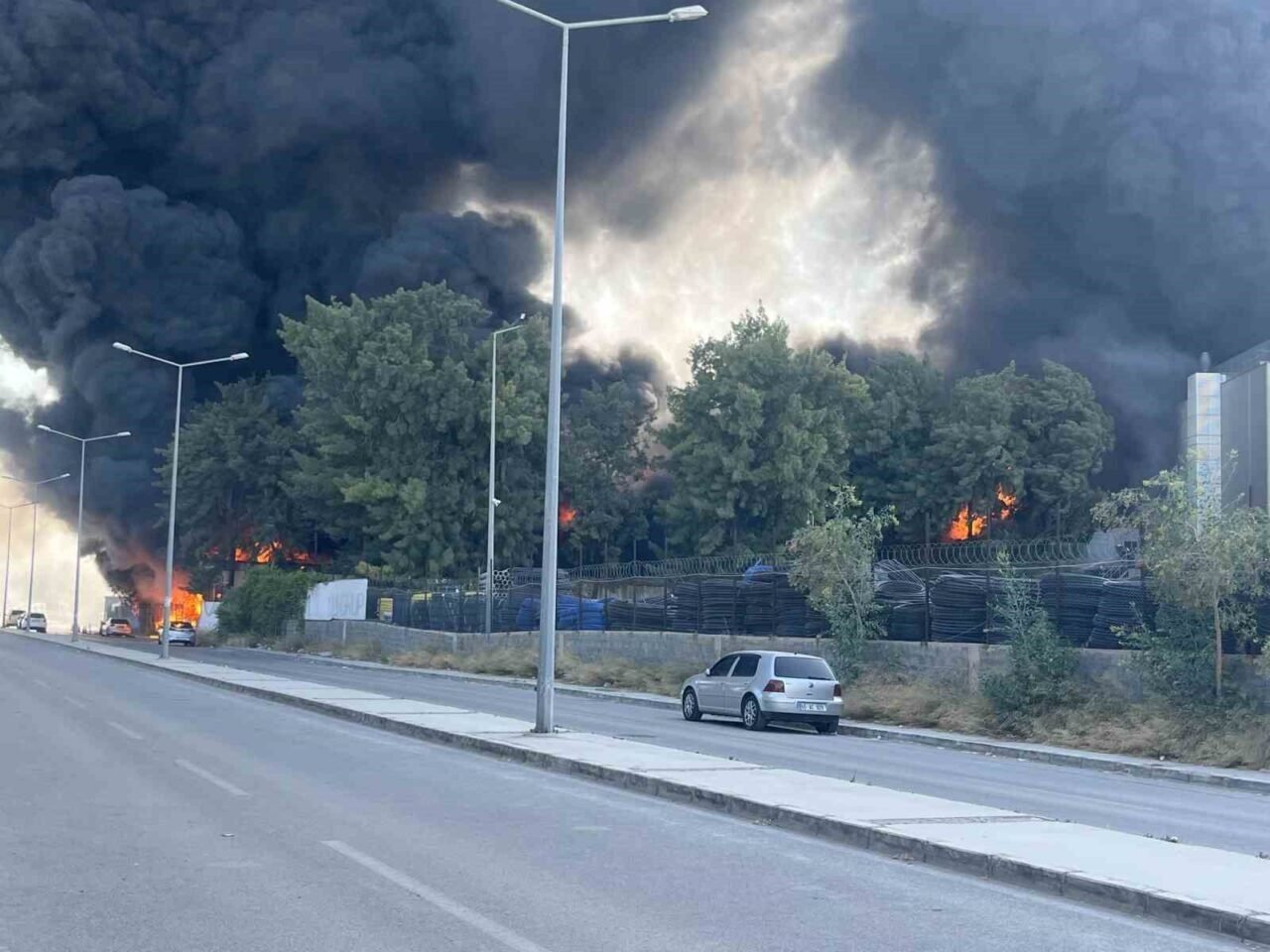 İzmir’de fabrika yangını: Müdahele sürüyor